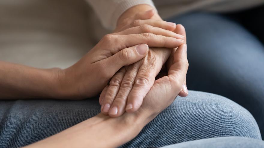 Unas manos de una persona envejecida y una joven