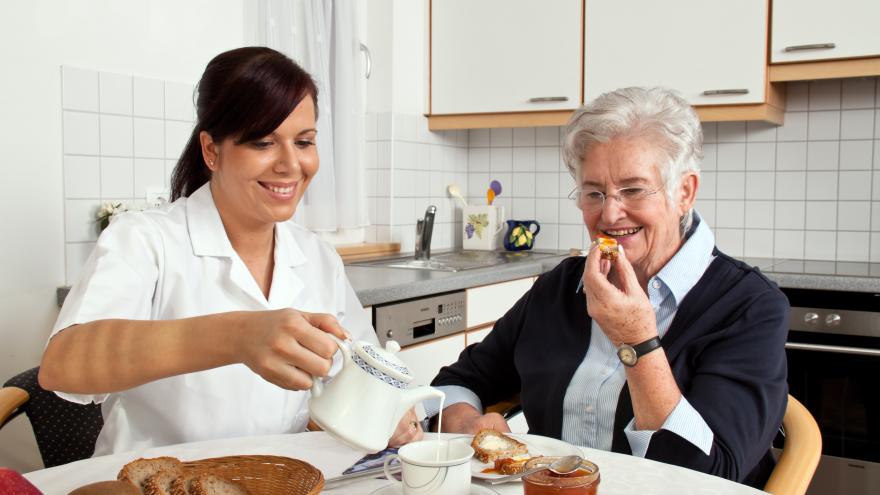 Joven cuidando a una anciana 