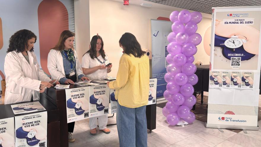 persona en el punto de informacion por el dia del sueño