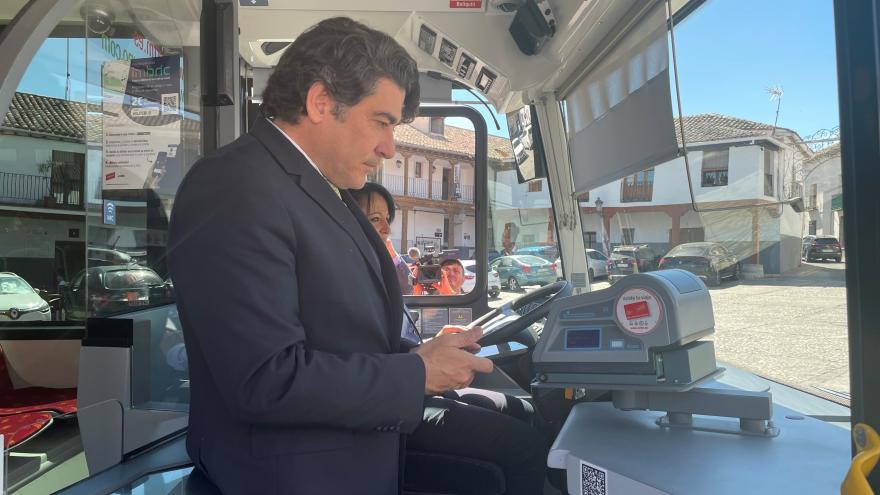 El consejero David Pérez observa la app montado en un autobús