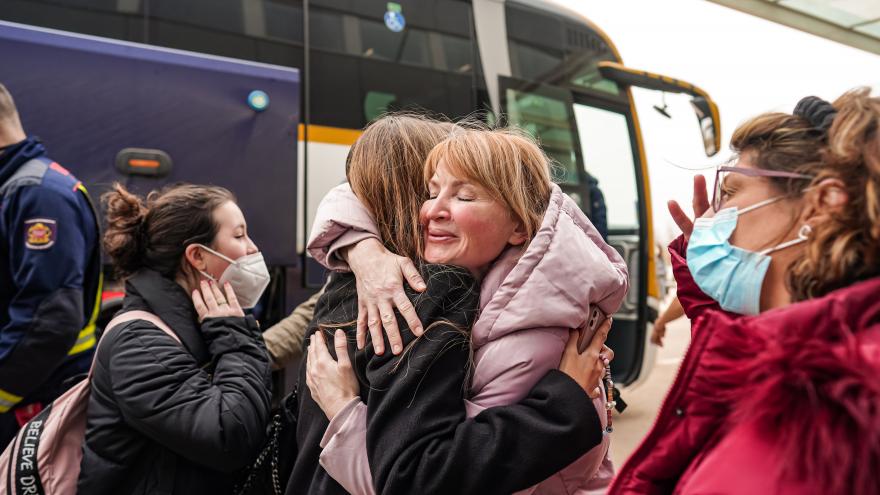 Dos mujeres llegadas de Ucrania se abrazan frente al hospital