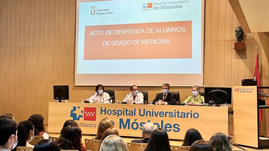 Mesa presidencial en la  despedida alumnos URJC medicina