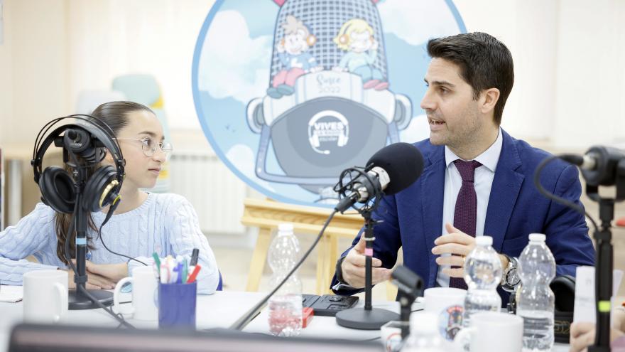 El consejero de educación charla con una alumna en el programa 