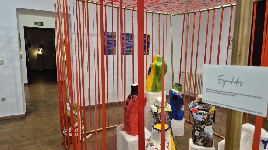 Obra Enjaulados dentro de la exposición La noche oscura del alma