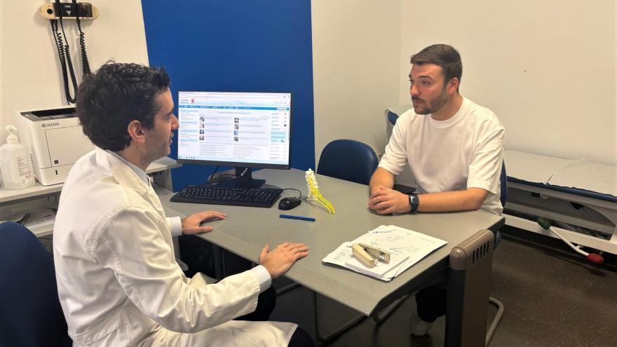 Médico y paciente en consulta del Hospital