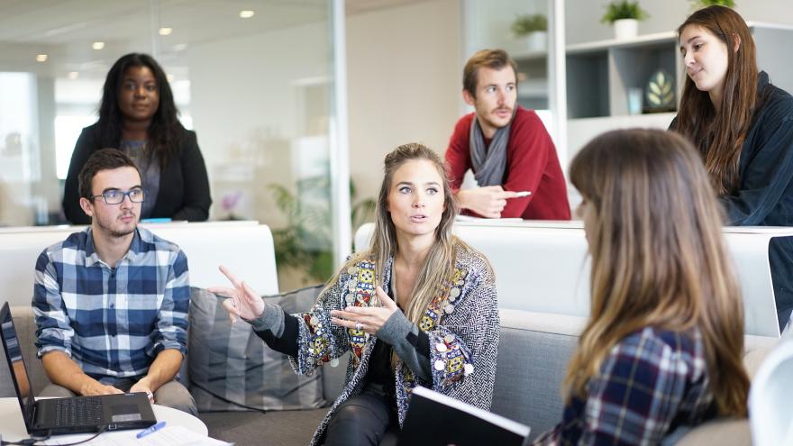 Grupo de personas en una Oficina de Colocación