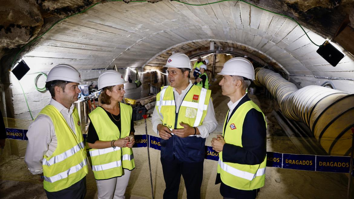 El consejero Jorge Rodrigo durante su visita a las obras de la estación de Metro de Avenida de América