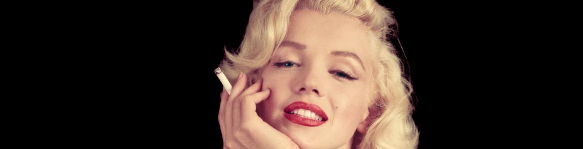 Marilyn posando fumando y con una guitarra