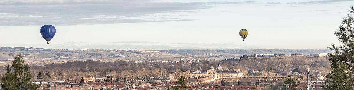 Ciudad sobrevolada por 2 globos aerostáticos