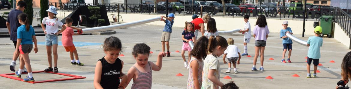 Niños y niñas jugando en una plaza en una performance