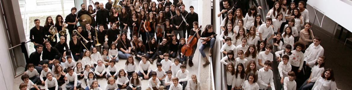 Foto de grupo con los componentes de la JORCAM dentro de los Teatros del Canal de Madrid