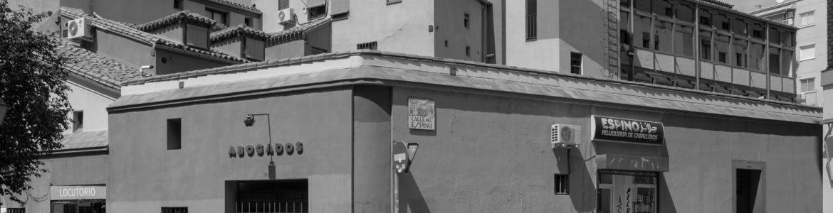 Foto en blanco y negro con edificios del barrio de Lavapiés