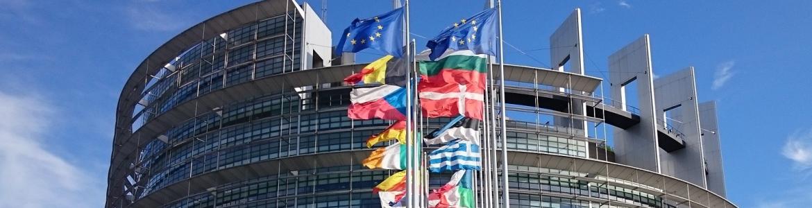 Parlamento UE y banderas