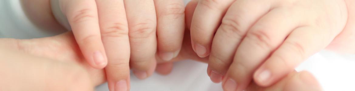 Bebé agarrando dedos de su madre