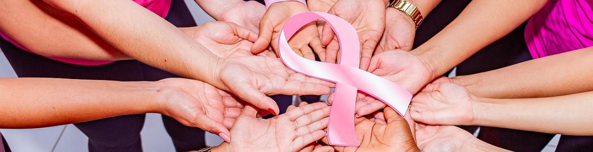 Manos mujeres unidas símbolo cáncer de mama