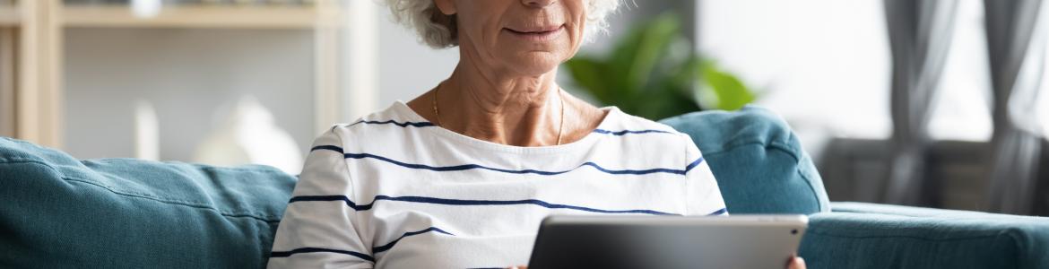 imagen de mujer anciana usando tablet en representación de banca virtual