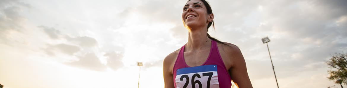 Mujer atleta contenta después de la competición