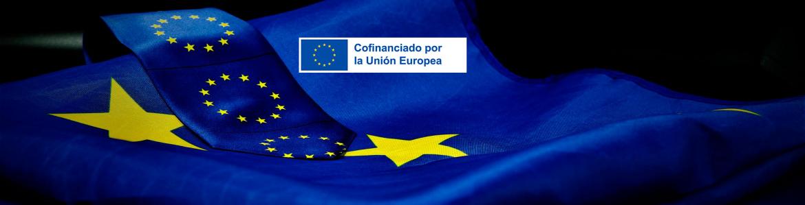 Bandera de la UE plegada con un ribete con el símbolo de la UE encima
