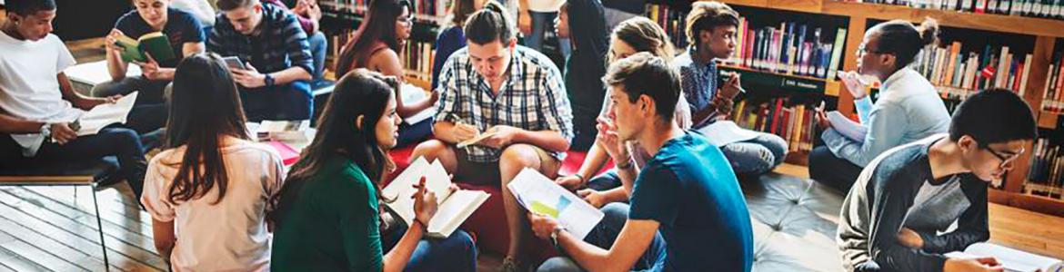 Estudiantes en biblioteca