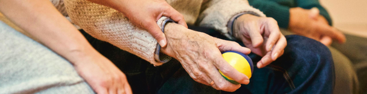 Imagen de una mano sujetando una muñeca de otra persona