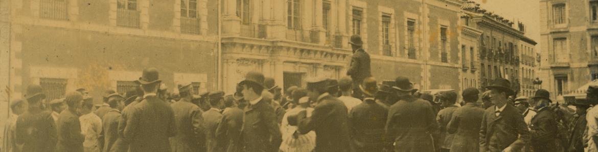 Image of the crowd in front of the Santa Cruz palace