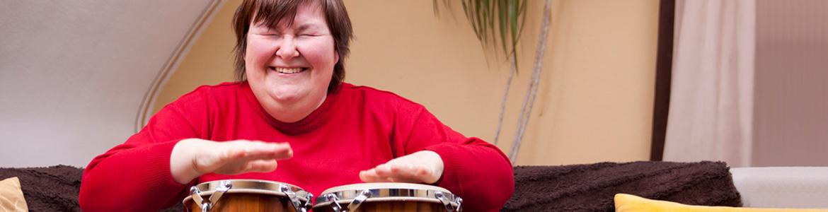 Mujer tocando un instrumento de percusión 