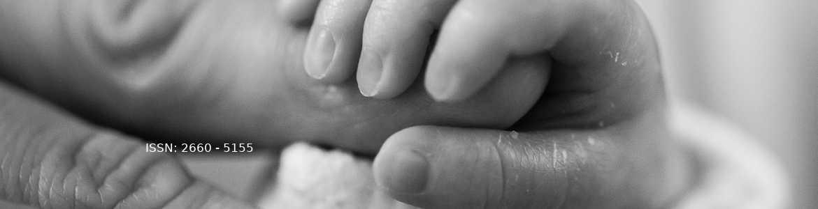 Mano de recién nacido coge un dedo de su madre