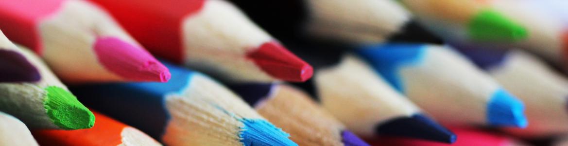 lápices de colores apilados en filas