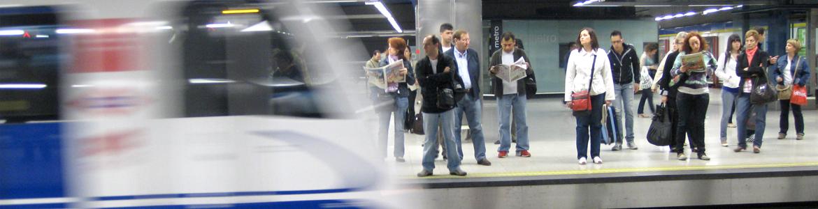 Personas esperando en andén mientras el metro entra en la estación