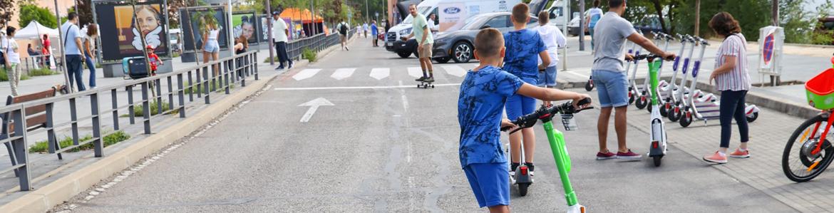 Persona con patinete sobre calzada