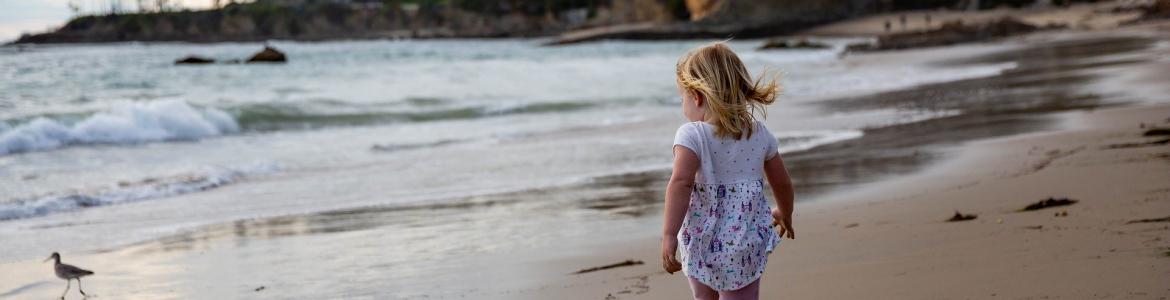 Niña caminando en la playa