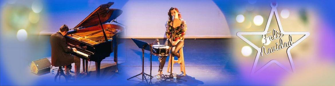 Cantante y pianista con motivos navideños