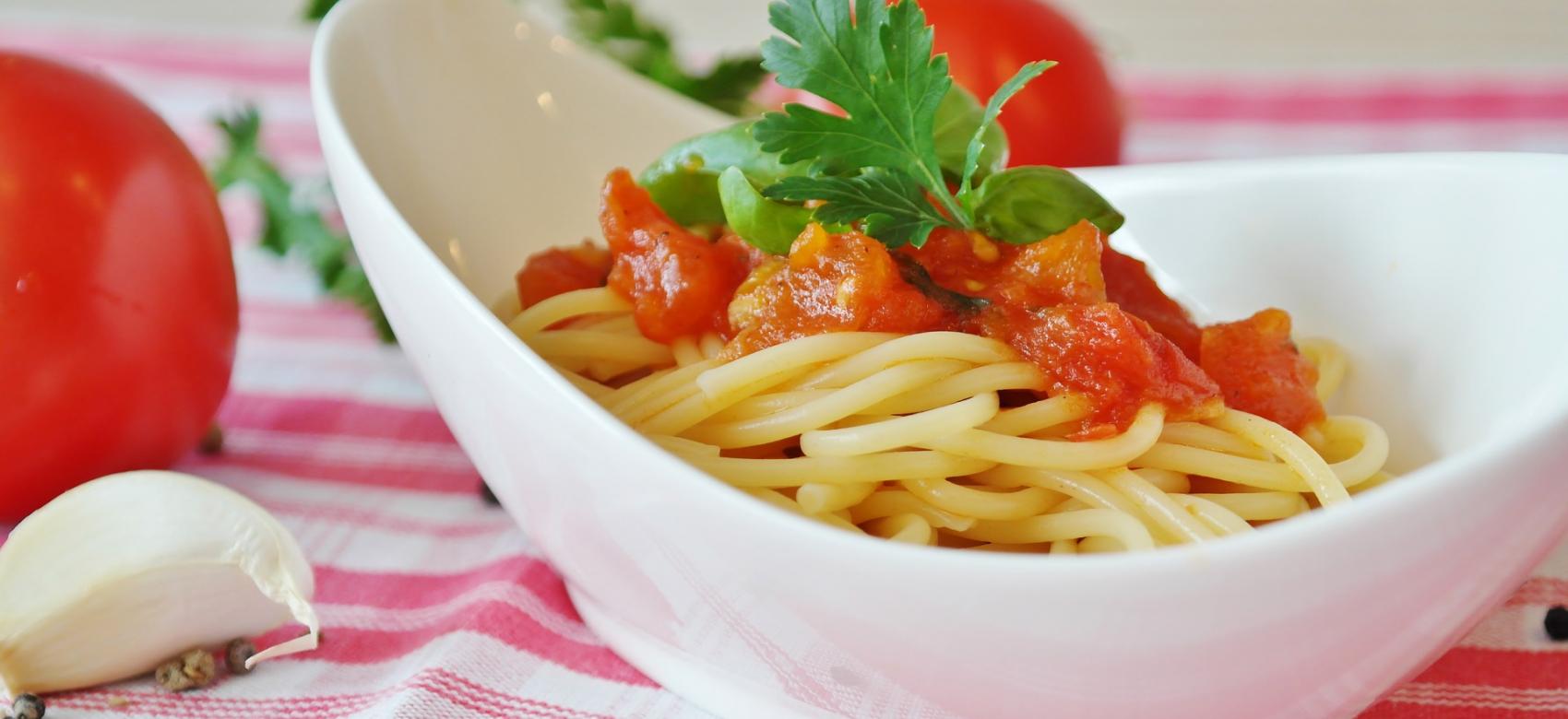 Bol de espaguetis con tomate