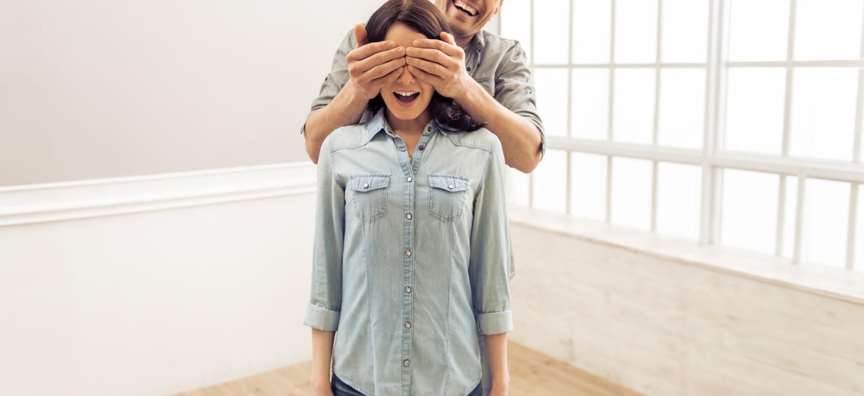 Imagen de una pareja en una casa