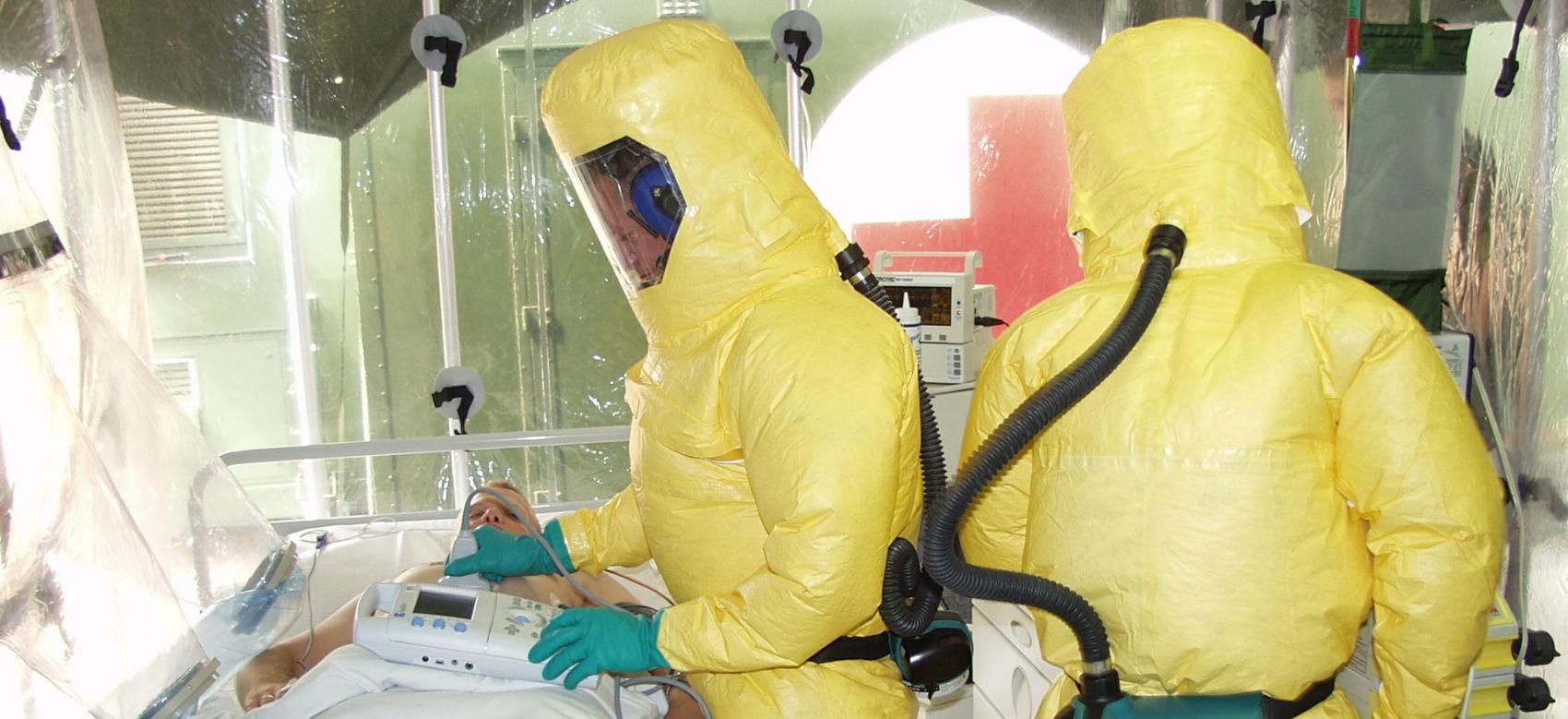 Es un aislamiento de un paciente, donde se observa a los médicos llevar trajes de Protección Personal de color amarillo