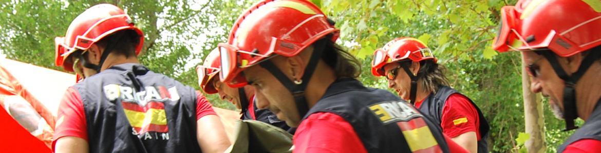 Bomberos rescatando a una persona