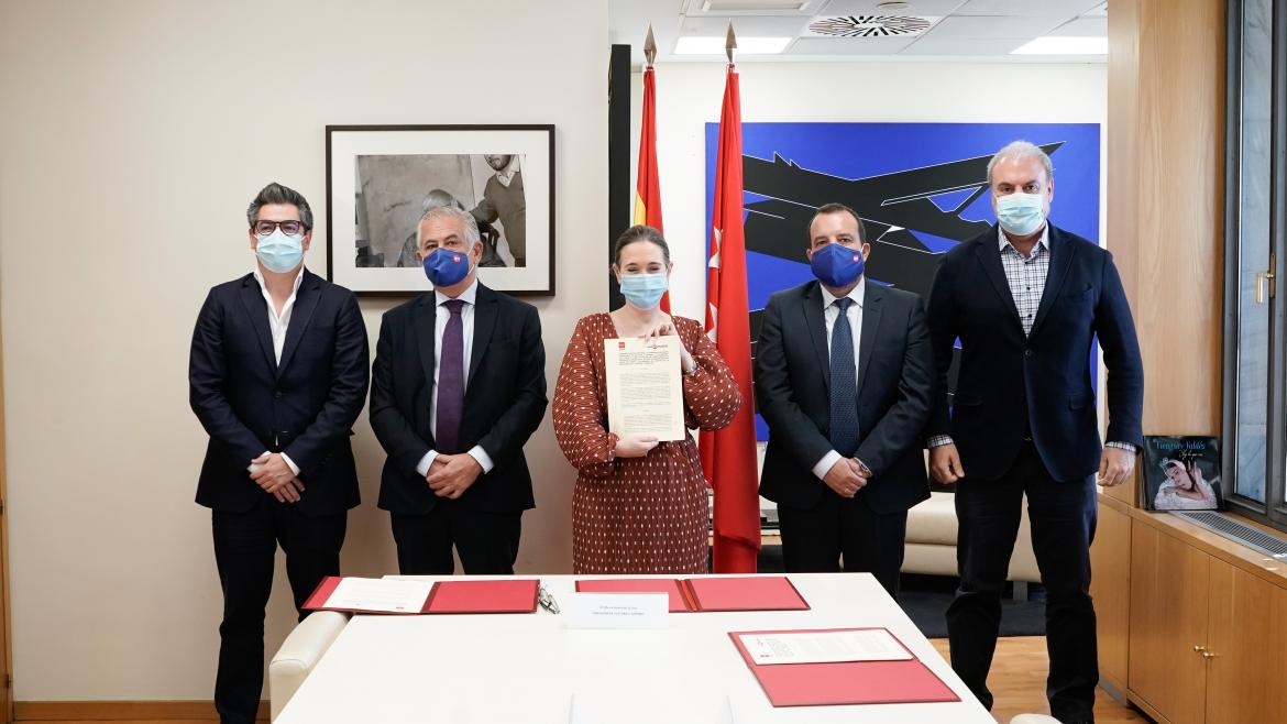 Marta Rivera durante la firma del convenio