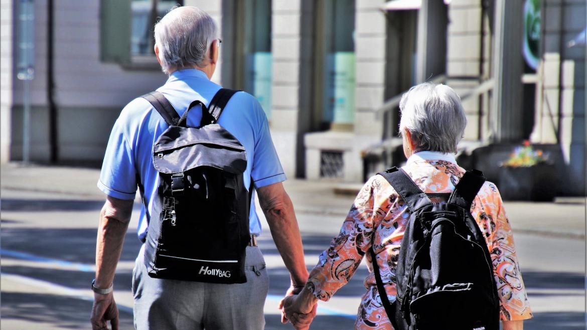 Pareja de mayores con mochila 