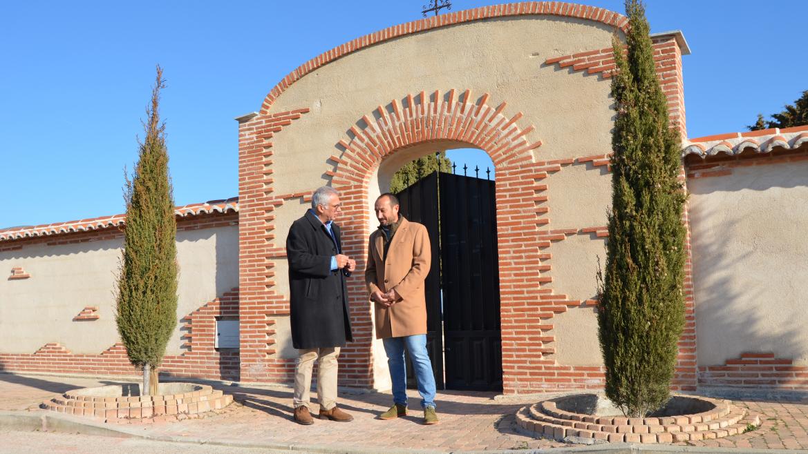 El consejero Carlos Izquierdo a las puertas de un cementerio