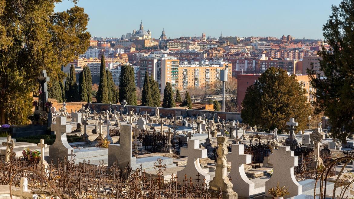 La vista de un cementerio vacío de personas vivas