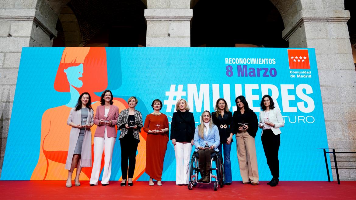 Las premiadas en el escenario junto a la consejera Concha Dancausa