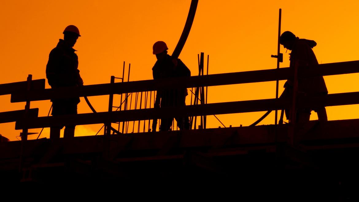 Obreros de la construcción trabajando