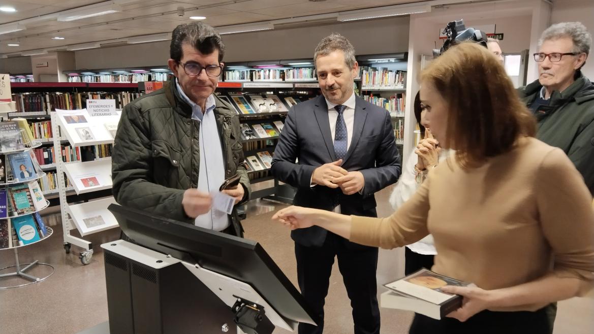 El consejero visita una de las bibliotecas regionales