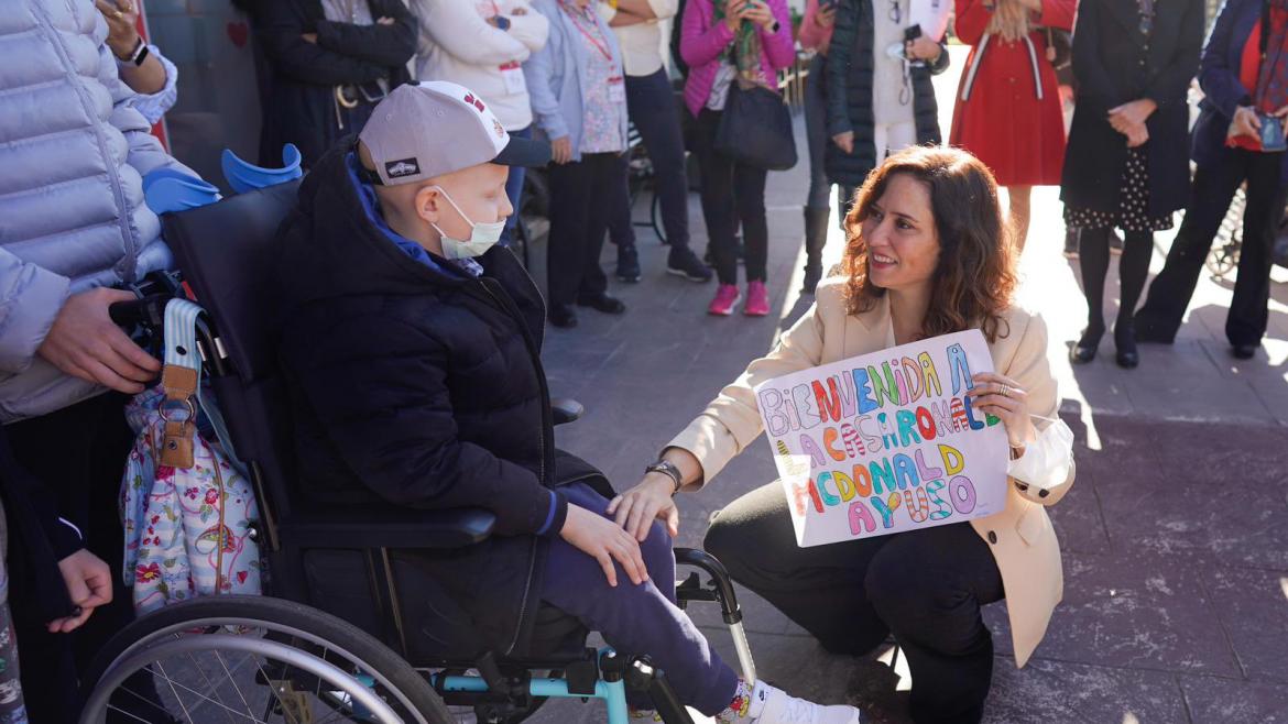 Imagen del artículo Díaz Ayuso visita la Casa Ronald McDonald que aloja a familiares de pacientes de toda España que reciben tratamientos en hospitales madrileños