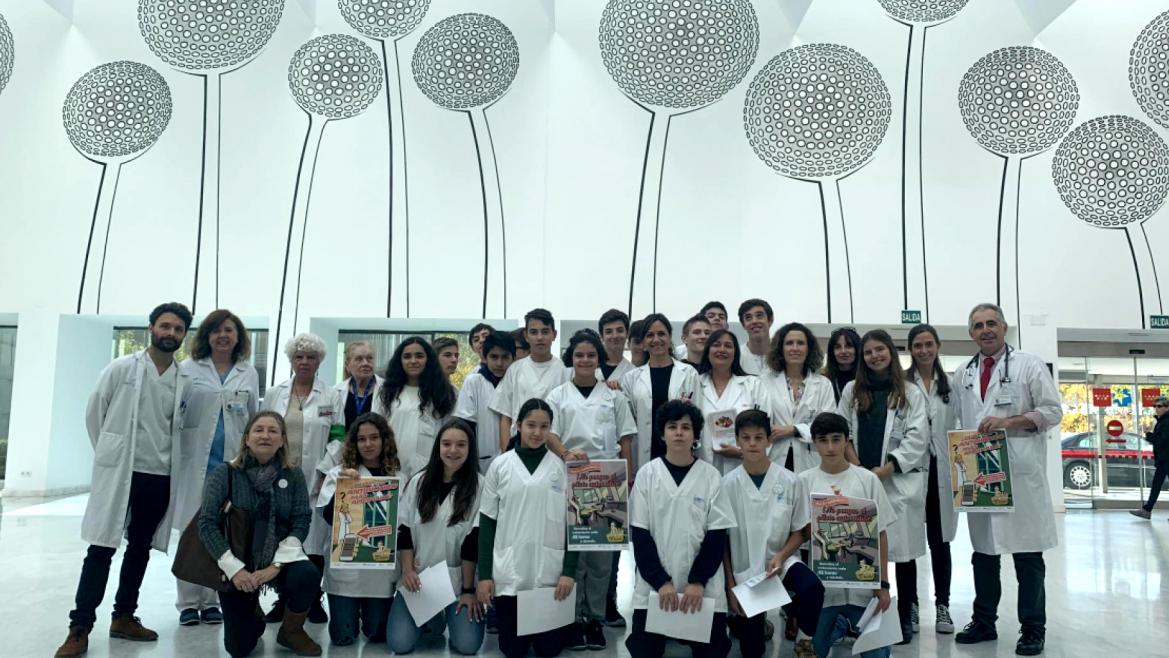 Los alumnos en el vestíbulo del Hospital Puerta de Hierro