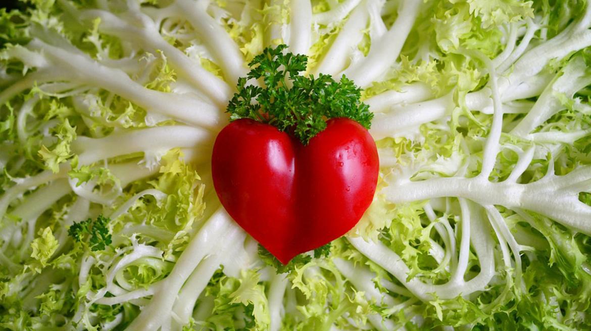 Corazón de tomate sobre lecho de escarola