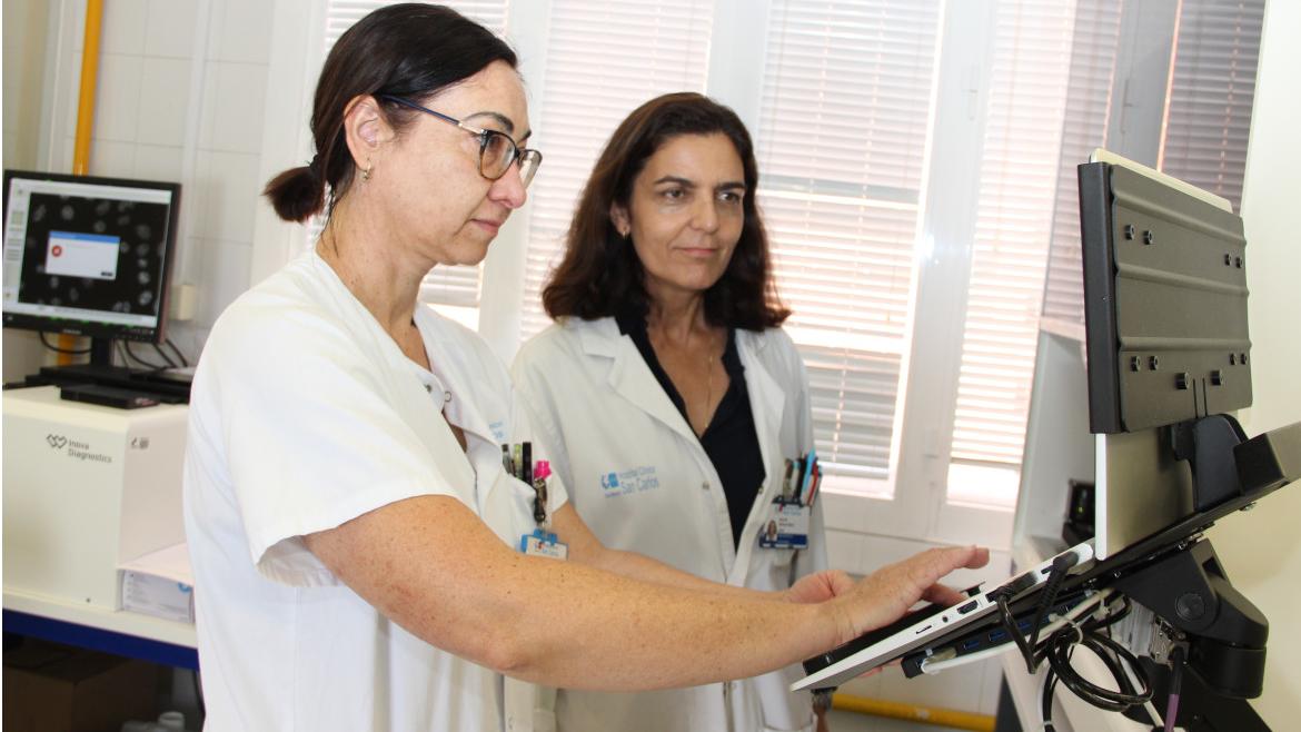 La jefa del Servicio de Inmunología del Clínico San Carlos, Silvia Sánchez Ramón, junto a otra profesional en el laboratorio