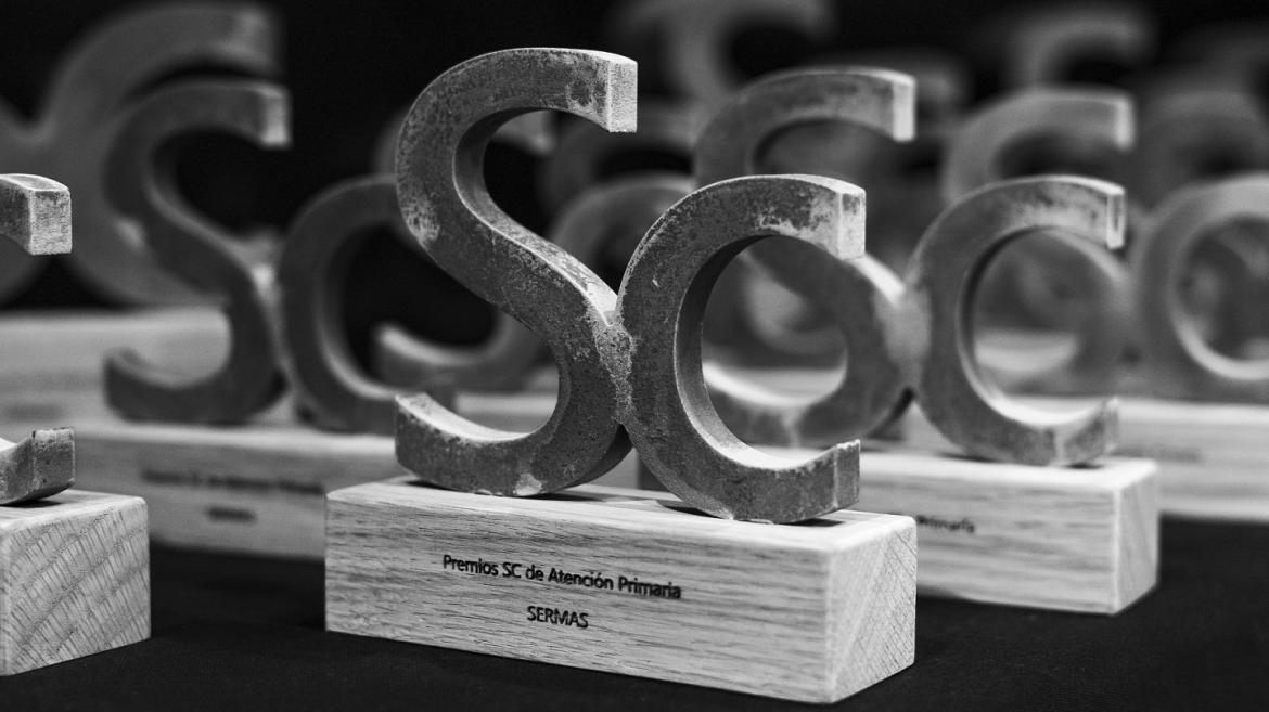 Trofeos del Premio de Salud Comunitaria en blanco y negro