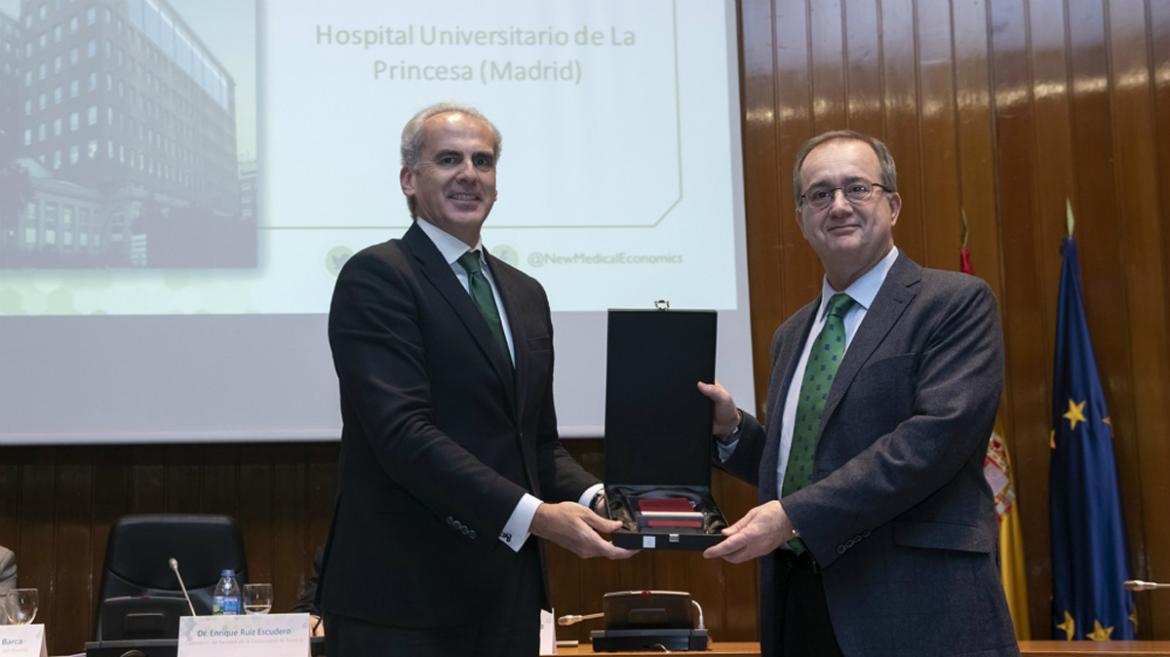 El consejero de Sanidad, Enrique Ruiz, entrega el premio al gerente de La Princesa, Fidel Illana