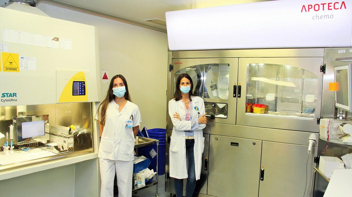 Profesionales del Servicio de Farmacia Hospitalaria del Clínico San Carlos junto a un robot